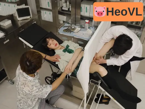 sex xinh gái Chồng dẫn vợ đi khám phụ khoa gặp phải bác sĩ nam biến thái